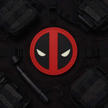 Patch Deadpool PVC round patch featuring iconic red and black design, perfect for backpacks and gear.